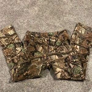 Cabela’s camo cargo pants. Smooth polyester lining. Very warm. Good shape. 40R